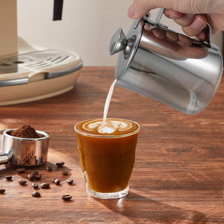 BESTonZON Milchkännchen Edelstahl Sahnekännchen mit Deckel 350 ML Aufschäumen Milch Kaffee Mokka Cap