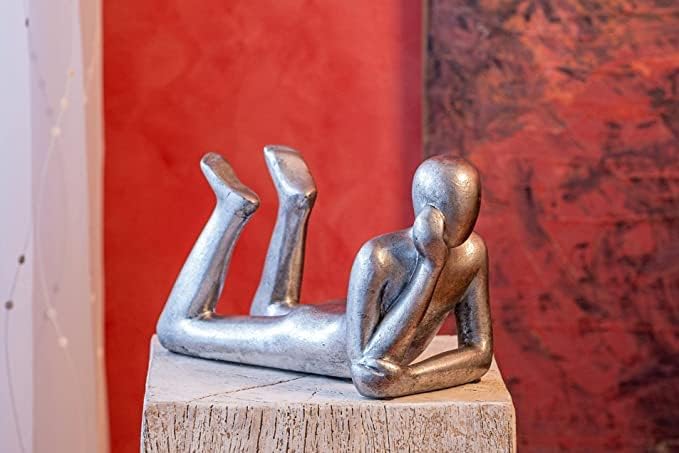 IDYL Moderne Skulptur Figur Sandsteinguss Lying Man | wetterfest |silberfb. | Masse 31x14x19 cm | De