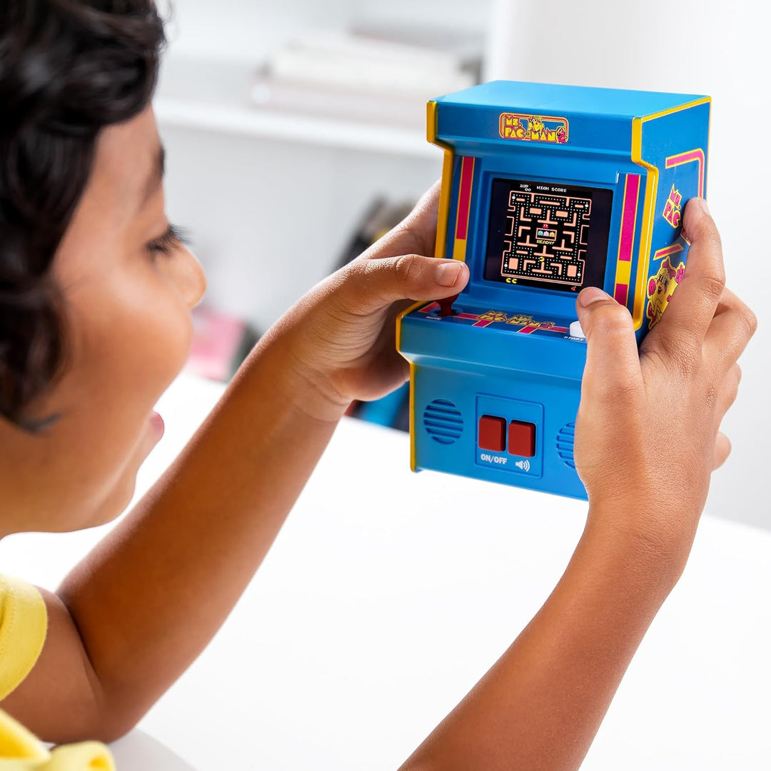 Basic Fun Arcade Classics Mini Ms. Pac-Man – Retro-Handheld-Spiel mit Joystick, Farbdisplay und Soun
