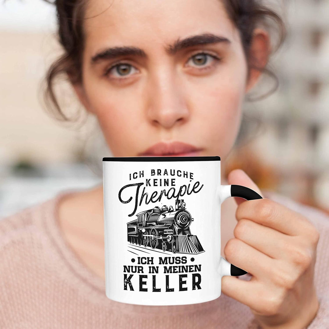 Trendation - Modelleisenbahn Tasse Geschenk für Eisenbahner Spruch Ich Muss In Meinen Keller (Schwar