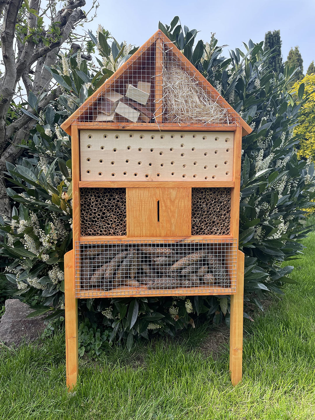 DARLUX massives handgefertigtes Insektenhotel XL aus Holz mit Standfuss 97 x 51 x 12 cm (HxBxT) Wild