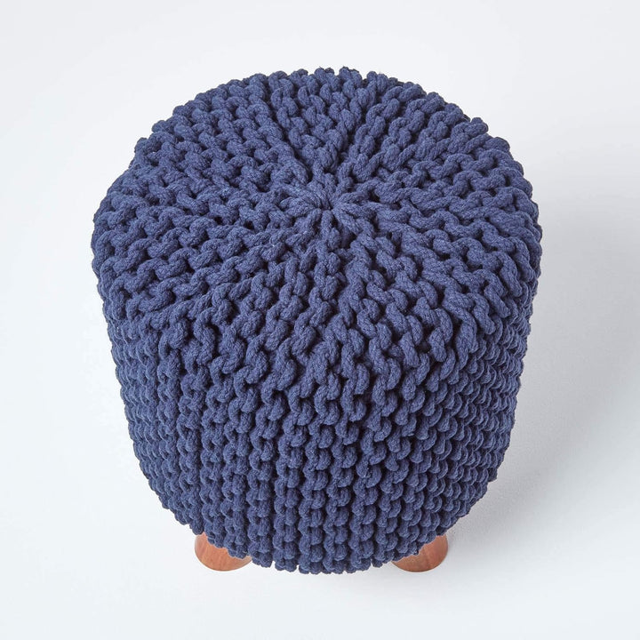 Homescapes Kleiner runder Strick Sitzhocker mit Holzbeinen, marineblauer Fusshocker 32 x 32 x 42 cm,