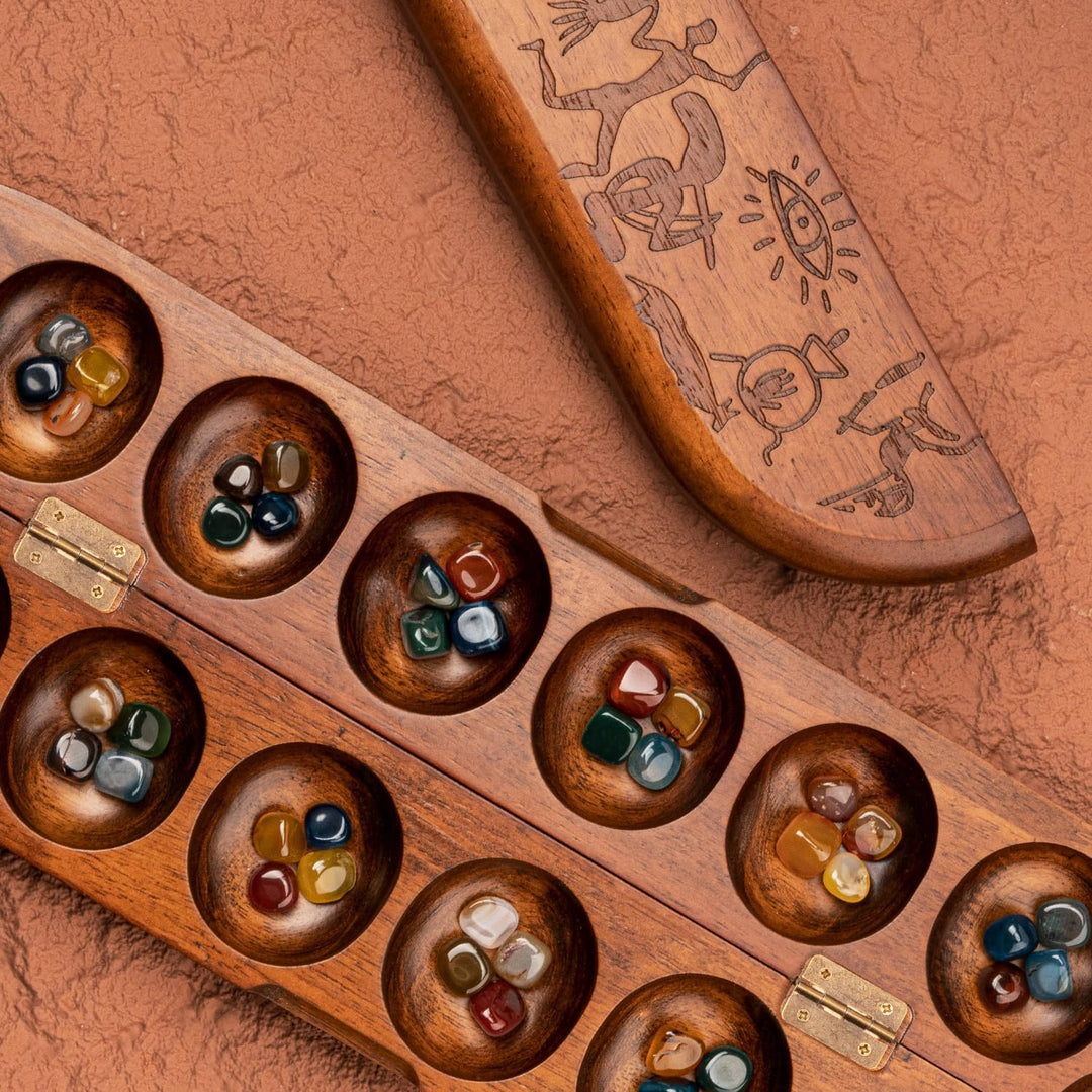 Luxus-Mancala-Set: Echtholz-Scharnierbrett mit 48 gemischten natürlichen Edelsteinen - Authentische