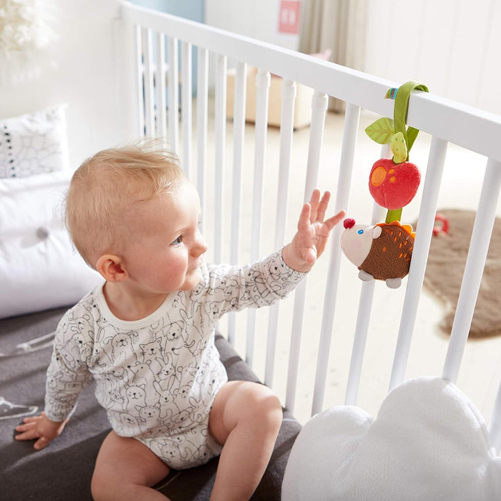 HABA 304285 - Hängefigur Igel, Babyspielzeug aus Textil mit Klapper-Effekt, als Geschenk zur Geburt