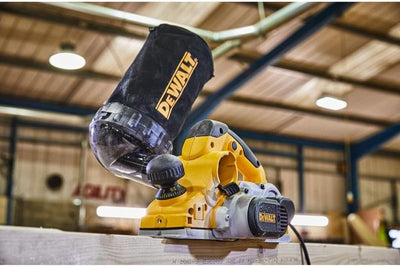 DeWalt Elektrischer Hobel D26500K mit grosser Messerwelle - präzise hobeln auch in hartem Holz – 82m