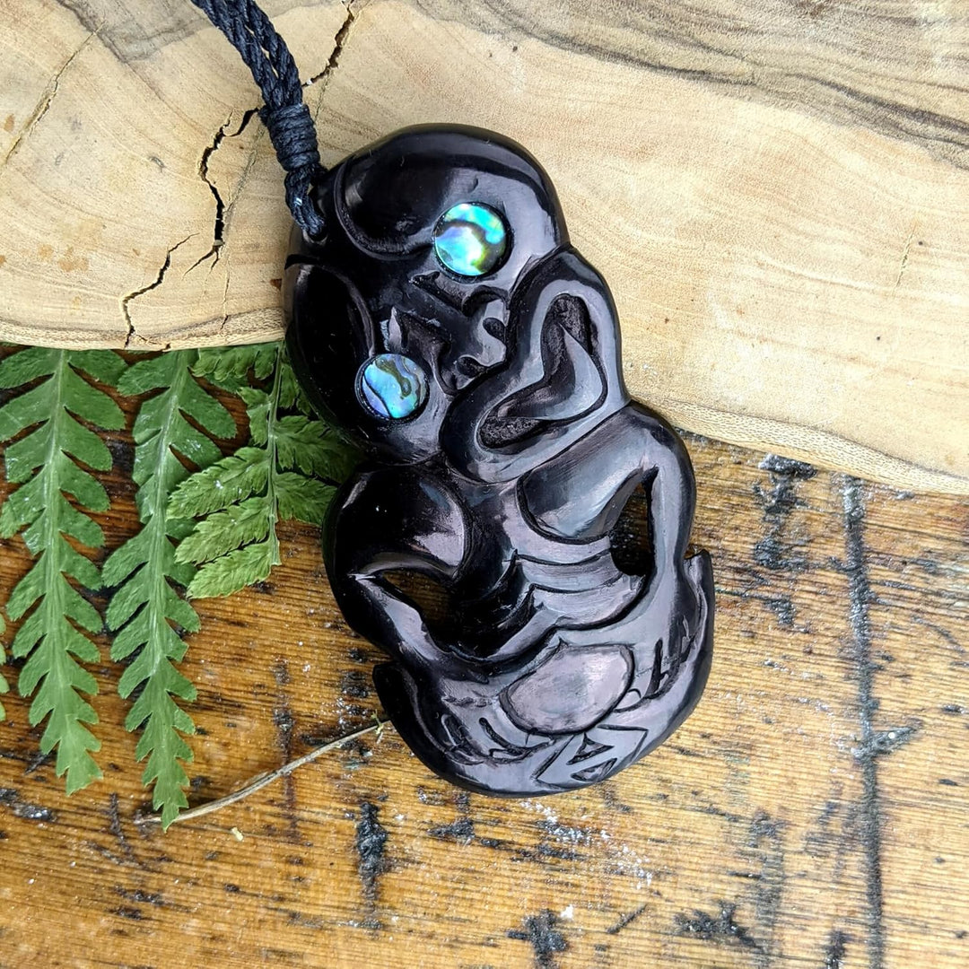 81stgeneration Unisex Geschnitzter Horn Paua Abalone Eyes Grosser HEI Tiki Anhänger Halskette
