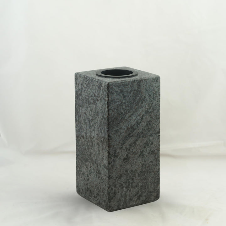 designgrab Cube-medium Designer Grabvase aus Granit Orion