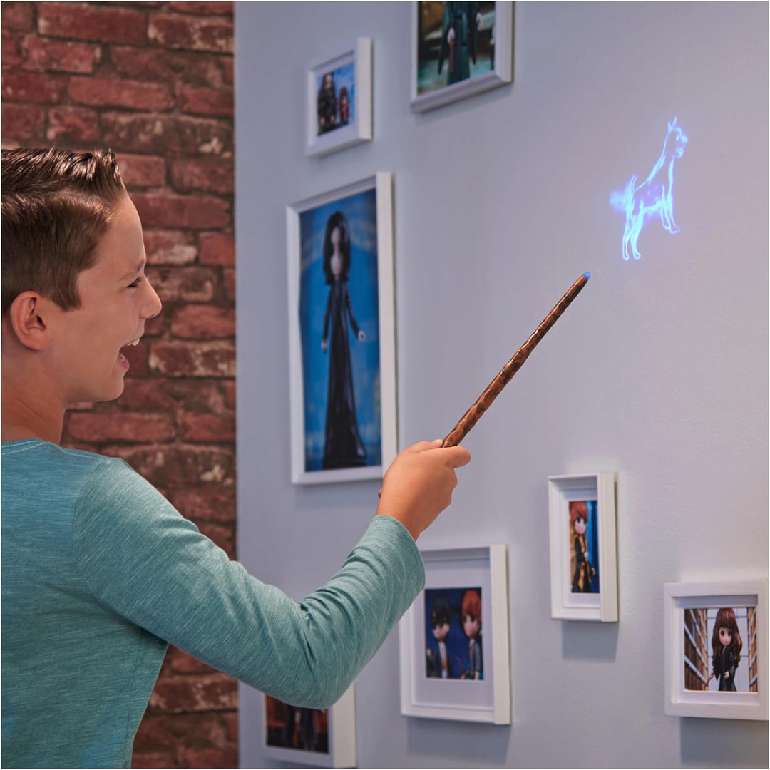 Wizarding World Harry Potter - Leuchtzauberstab von Harry Potter mit Patronus-Projektion, ca. 33 cm