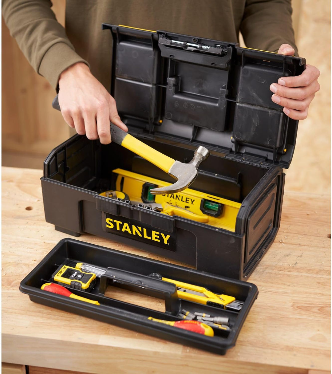 Stanley Werkzeugbox / Werkzeugkoffer Basic 1-79-216 (16", 39x22x16cm, Koffer mit Schnellverschluss u