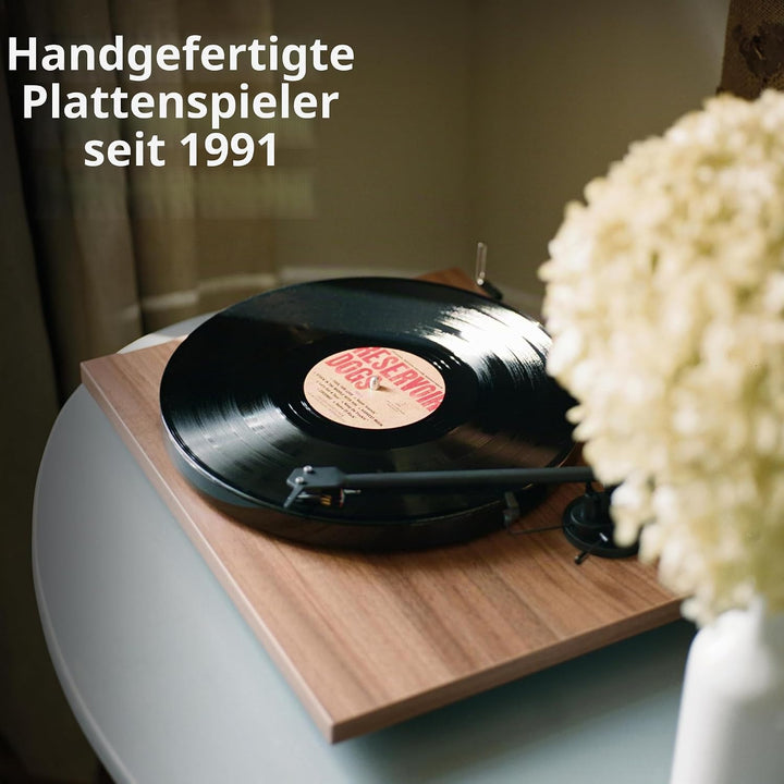 Pro-Ject E1, Plug &amp; Play Einsteiger Plattenspieler mit OM5e System und elektronischer Geschwindigkei