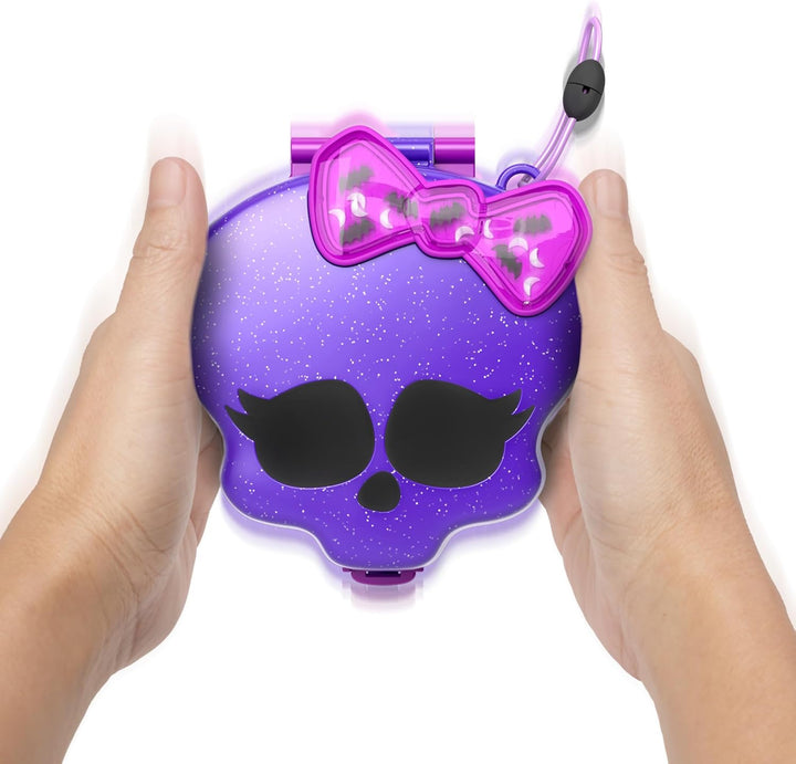 Polly Pocket Monster High Spielset mit 3 kleinen Puppen und 10 Zubehörteilen, Schulwelt im Inneren,