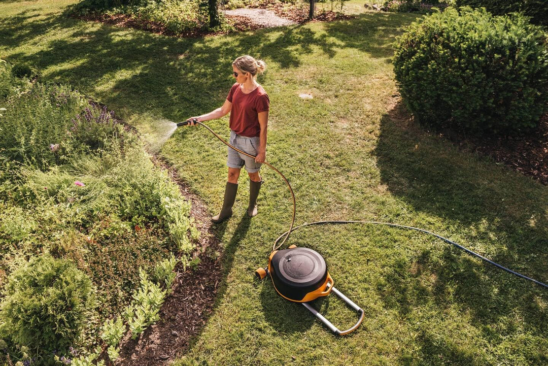 Fiskars Waterwheel XL mit Rädern, All-Inclusive-Bewässerungs-Set, 27 m Gesamtreichweite, Automatisch