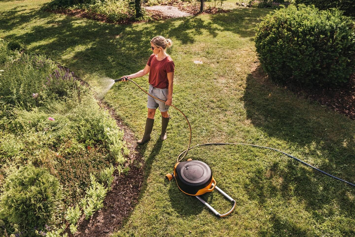 Fiskars Waterwheel XL mit Rädern, All-Inclusive-Bewässerungs-Set, 27 m Gesamtreichweite, Automatisch