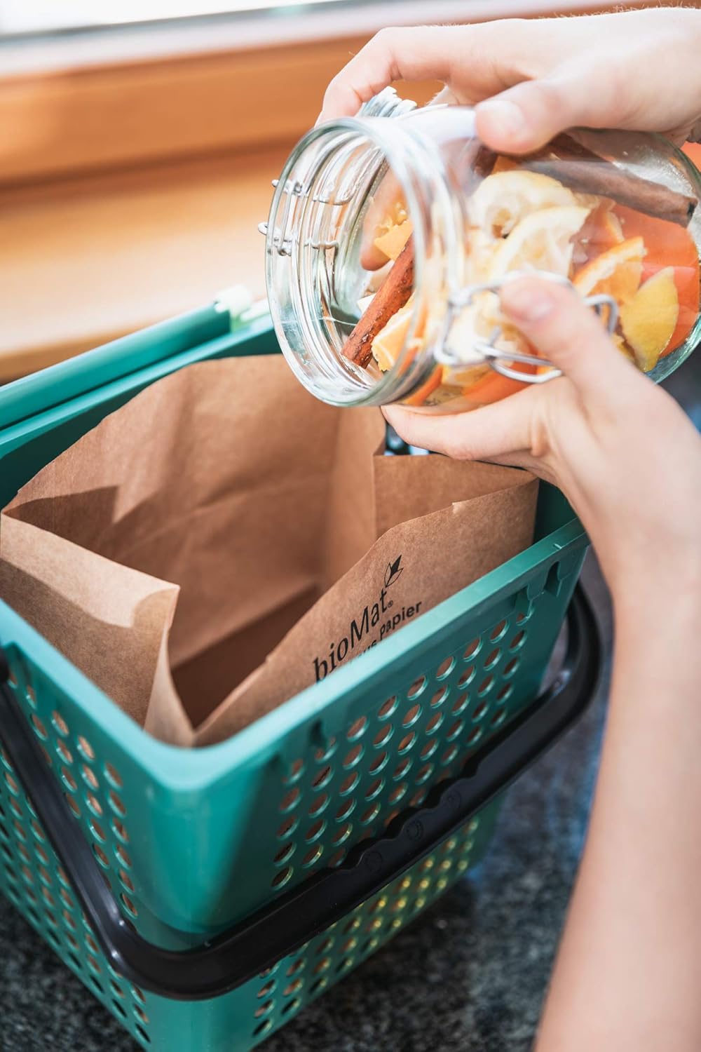 bioMat AirBox Biomülleimer Küche, inkl. 7l Kompostierbare Papierbeutel (80 Tüten), Reduziert Gerüche