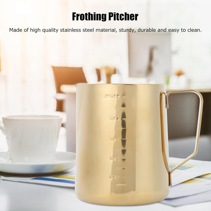 Restokki Edelstahl Kaffee Milch Frothing Cup Pitcher Krug mit Skala einfach modisches Design Ergonom