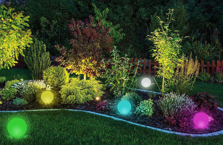 Lunartec Gartenlampen Kugel: Kabellose Akku-Leuchtkugel für innen und aussen, Ø20 cm, IP54, RGBW-LED