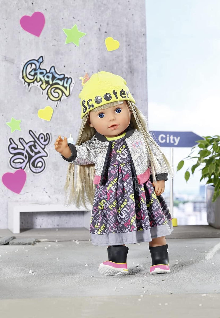 BABY born Deluxe Scooter Outfit, buntes Puppenkleid mit Jacke, Mütze und Stiefeln für 43 cm Puppen,