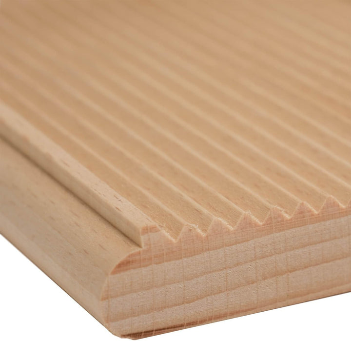 Rigagnocchi aus Holz oder Schneidebrett Reihe Garganelli und Knödel mit Fermo und zwei kleinen Essst