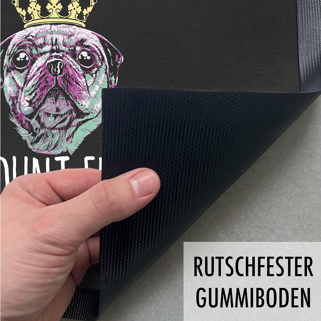 Trendation - Mops Fussmatte Hier Wohnt EIN Mops Mit Seinen Untertanen Fussmatte Mops-Besitzer Gesche