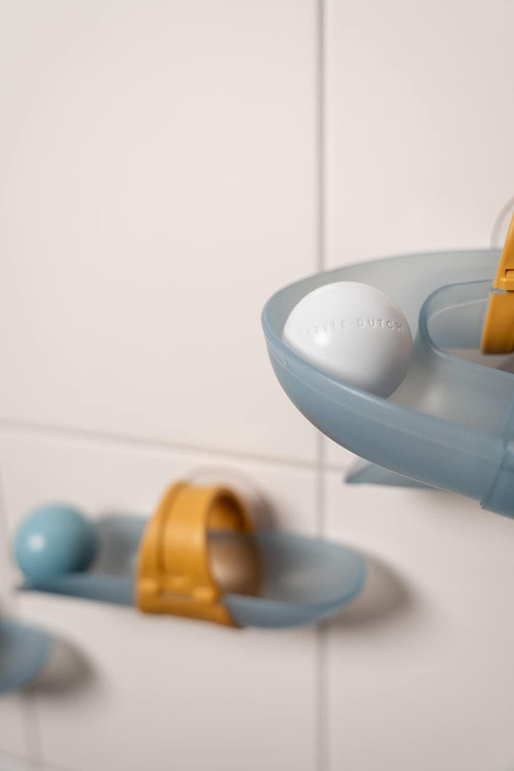 Little Dutch Kugelbahn Badekugelbahn mit Bällen für die Wand Badespielzeug für Baby Kleinkind - blau