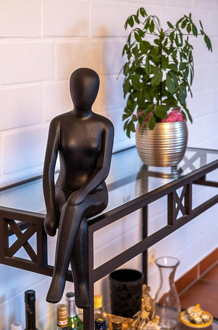 IDYL Moderne Skulptur Figur Sandsteinguss Sitting Women | wetterfest | Farbe schwarz | 13x15x50 cm |