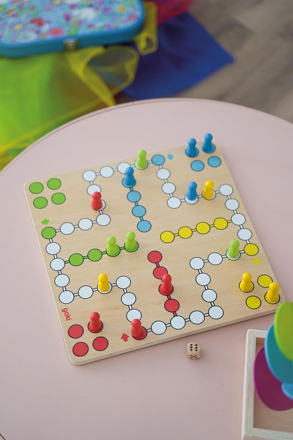 goki Ludo – Klassisches Holzbrettspiel für 2-4 Spieler mit 16 farbigen Pionen und robustem 28x28 cm