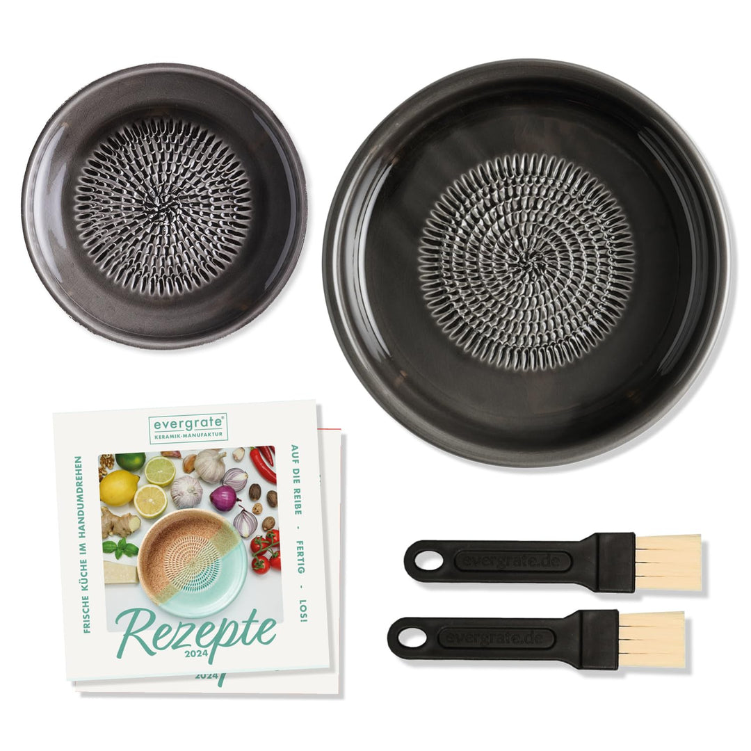 evergrate Geniales Duo: Tellerreibe + Dipschale Motiv Anthrazit mit 2 Küchenpinsel und 2 Rezepthefte