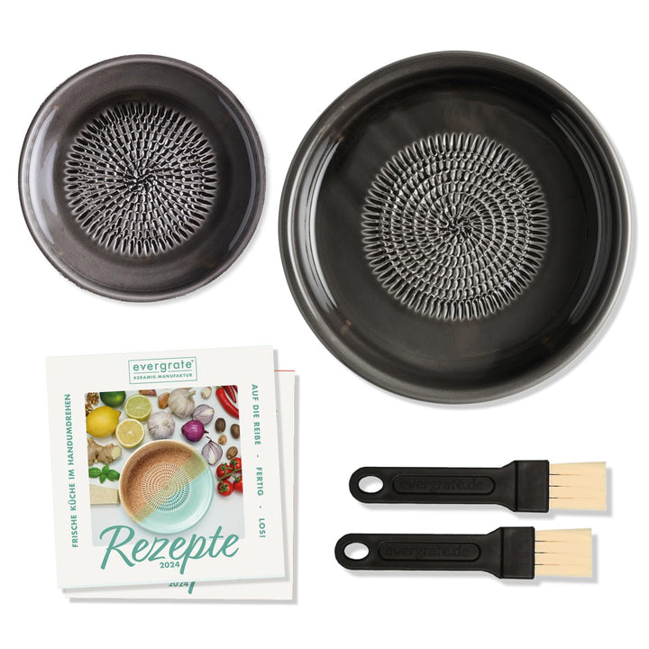 evergrate Geniales Duo: Tellerreibe + Dipschale Motiv Anthrazit mit 2 Küchenpinsel und 2 Rezepthefte