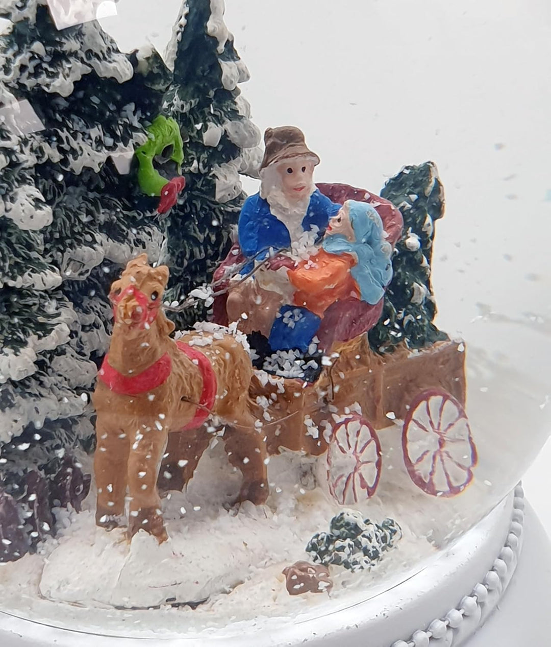 Weihnachts-Schneekugel mit Musik | Schneekugel Kutschfahrt mit Familie | Sockel Nostalgie weiss | 10