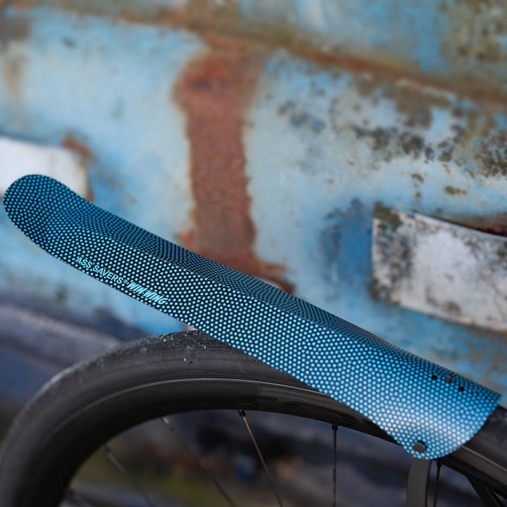 Ass Savers Win Wing 2 Road – Blaue Punkte, Hinterradschutzblech für Gravel-Bikes mit schwarzem Querl