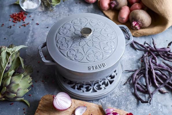 STAUB Topfuntersetzer Lilie 23 cm, Gusseisen, Graphitgrau, 18.5 x 18.5 x 2.9 cm 18.5 x 18.5 x 2.9 cm