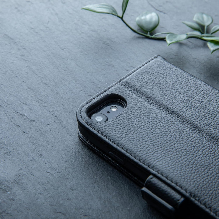 Snakehive Lederhülle für iPhone SE 2020 – Klapphülle mit Kartenfächern & Standfunktion (Geflecktes S
