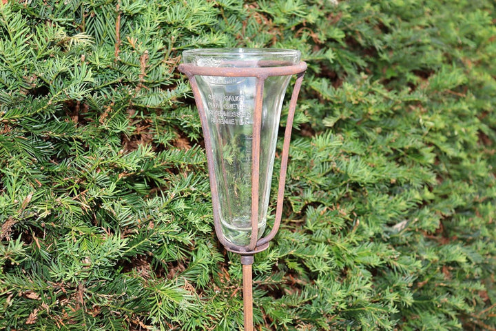Hirsch Terracotta Regenmesser auf Stab aus Metall in Rost, stabil und robust, für den Garten, Nieder