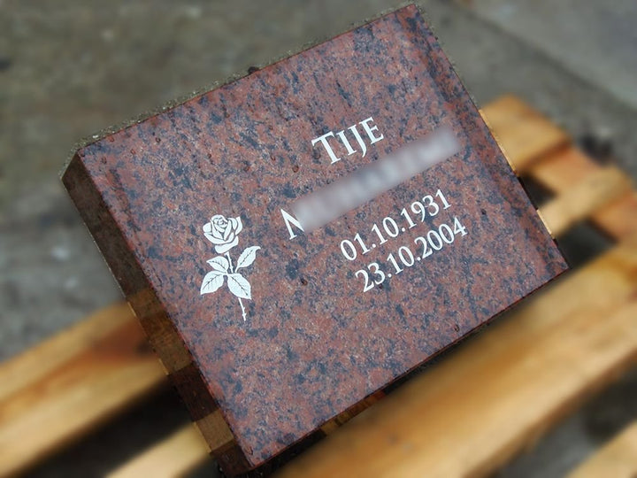 designgrab VangL001-30x30x8 cm Grabplatte aus Granit Vanga, inkl. Beschriftung von Vor- und Nachname