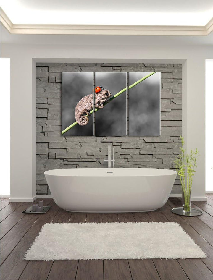 Pixxprint Süsser Gecko mit einem Marienkäfer als Leinwandbild | Grösse: 3 Teilig (120x80) | Wandbild