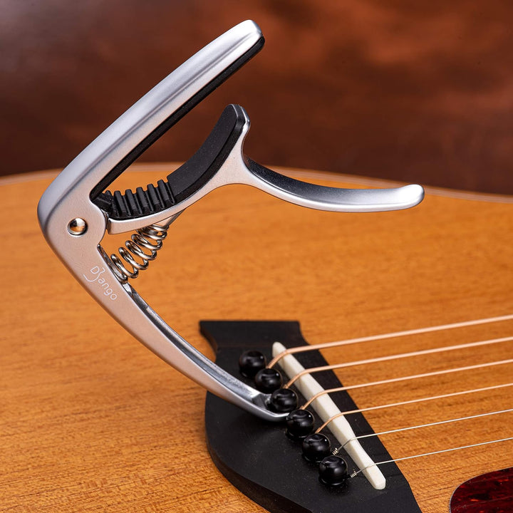 Pick Geek Gitarren-Plektren und Kapodaster Bundle | 33 Hochwertige Sortierte Gitarren-Picks | Django