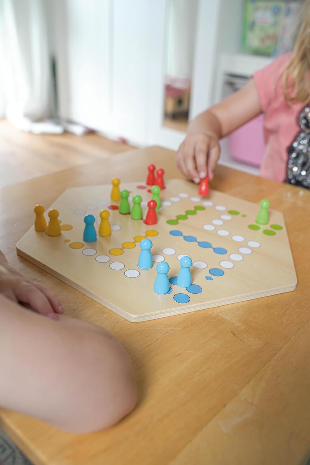 goki 56298 – Ludo für bis zu 6 Spieler aus Holz – Gesellschaftsspiel im XL-Format, Durchmesser ca. 3