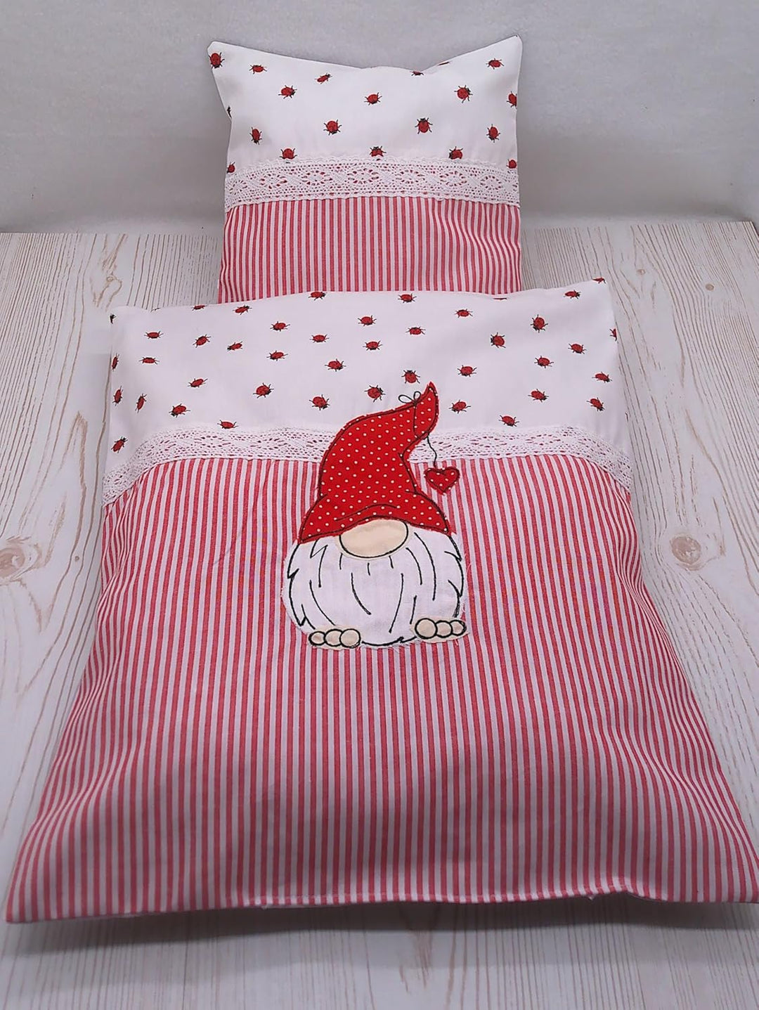 Puppenbettwäsche "Gnomeline" rot weiss mit Stickerei, Decke 40 h x 33 b, Kissen 23h x 23 b in cm, fü