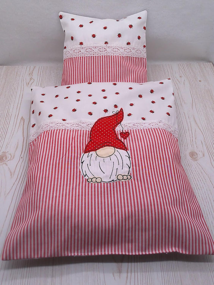 Puppenbettwäsche "Gnomeline" rot weiss mit Stickerei, Decke 40 h x 33 b, Kissen 23h x 23 b in cm, fü