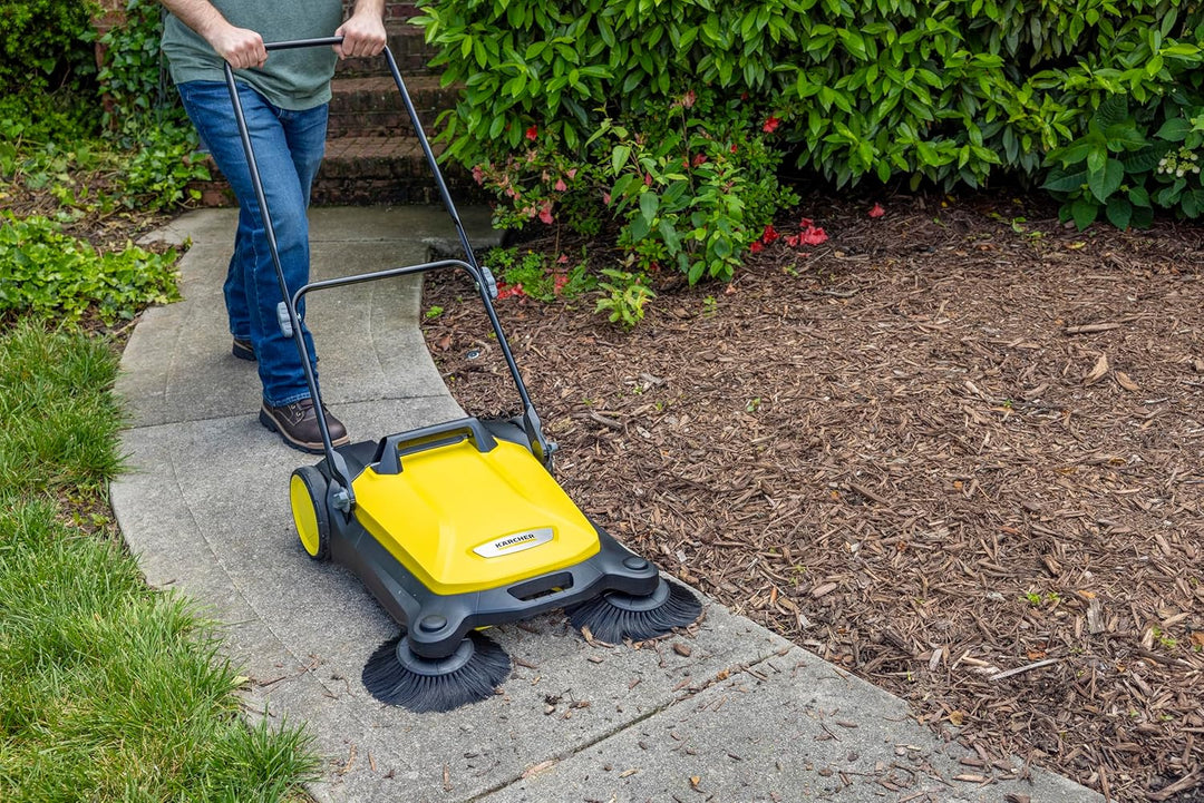Kärcher S 4 Twin Walk-Behind Outdoor Hand Push Bodenkehrer – 5,25 Gallonen Kapazität, 68,1 cm Kehrbr