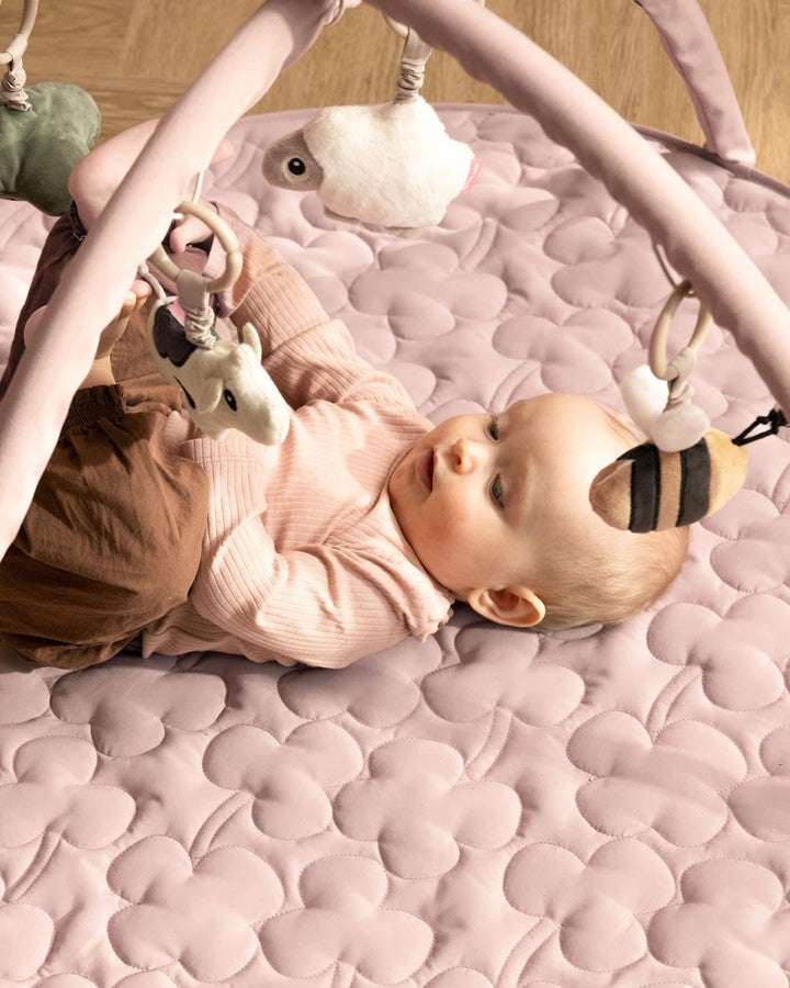 Done by Deer Spielbogen Baby mit Spielmatte und 4 x Anhänger/Babyspielzeug - Rassel, Glöckchen, Knis