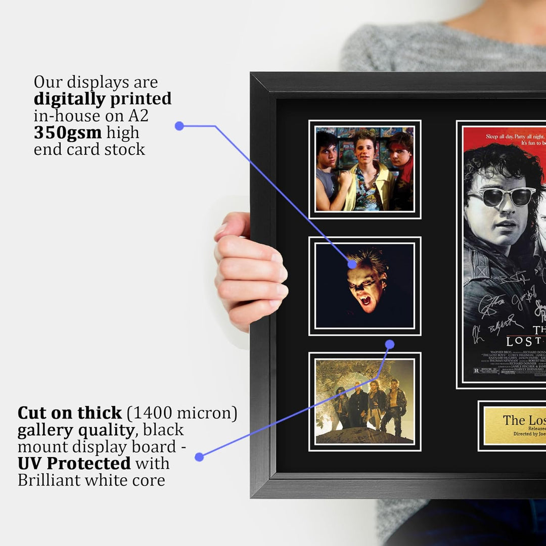HWC Trading FR A2 Lost Boys Geschenke Geducktes Signiertes Autogramm Präsentationsdisplay für Fans v