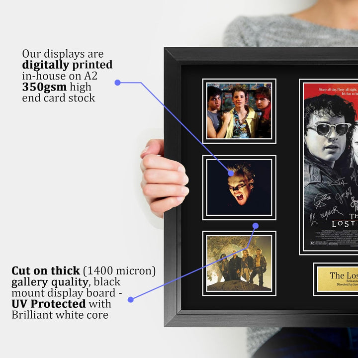 HWC Trading FR A2 Lost Boys Geschenke Geducktes Signiertes Autogramm Präsentationsdisplay für Fans v