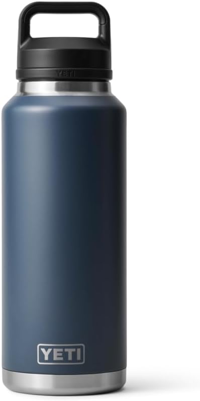 YETI Rambler Trinkflasche 46 oz (1,3 L) Navy – Edelstahl Trinkflasche, Wasserflasche Sport mit Chug–