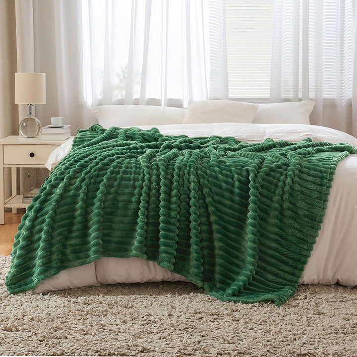 MIULEE Kuscheldecke Fleecedecke Dunkelgrün Mikrofaser Decke 1er 150x200cm | Flauschig Weich Wärmend