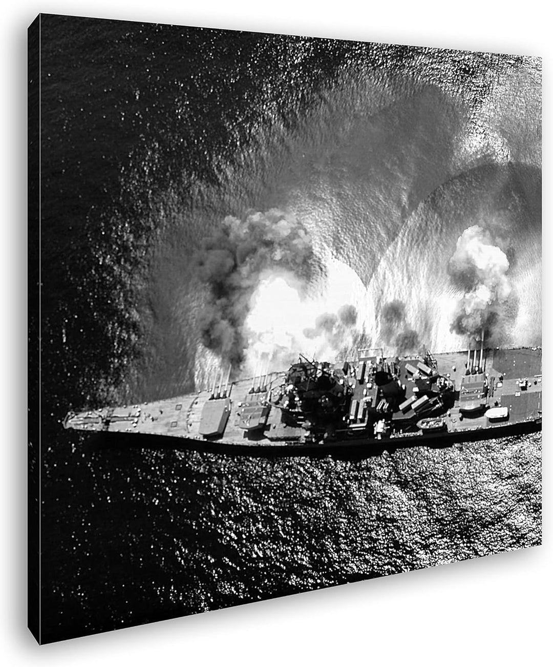 deyoli gewaltiges Kampfschiff im Einsatz Format: 70x70 Effekt: Schwarz&Weiss als Leinwandbild, Motiv