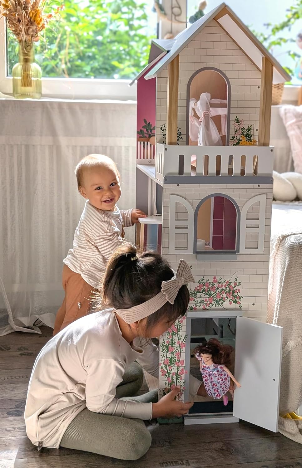 small Foot Puppenhaus Traumvilla XL aus Holz, 3 Etagen mit Aufzug, mit umfangreichem Zubehör, für Mo