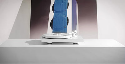 Pro-Ject Debut PRO White, Special Edition Plattenspieler mit Carbon-Aluminium-Hybrid-Tonarm, elektro