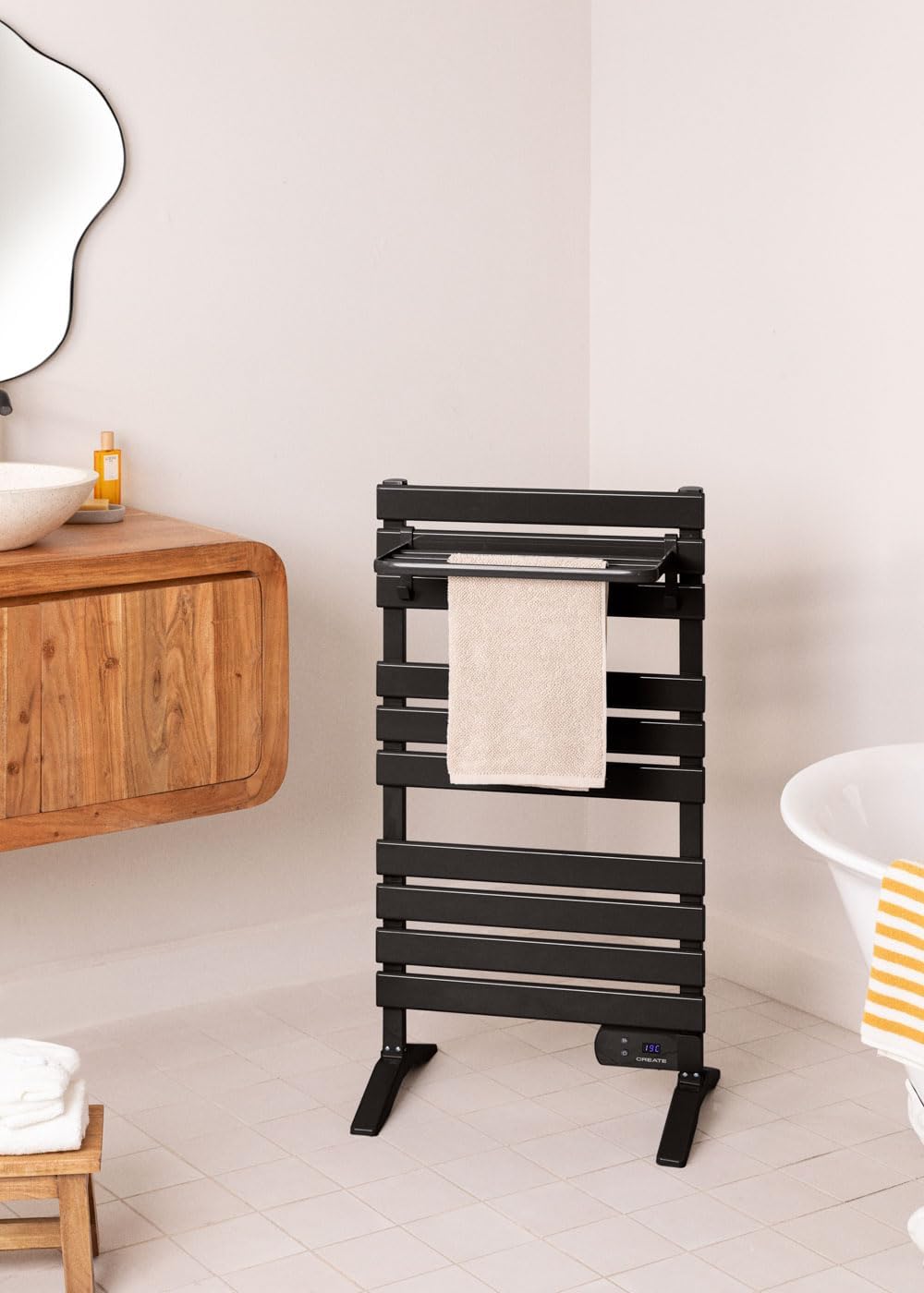 CREATE / WARM Towel 500W / Elektrischer Badheizkörper Schwarz mit Standfüssen und Regal / 103x55x5cm