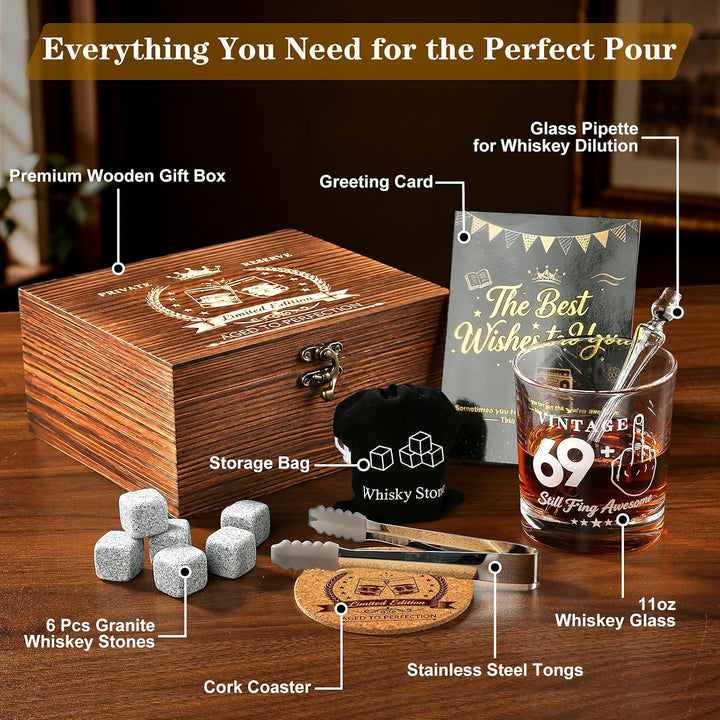70 Geburtstag Geschenke für Männer 1956 "VINTAGE 69+ Still Fing Awesome" Whisky-Set - Holzkiste mit